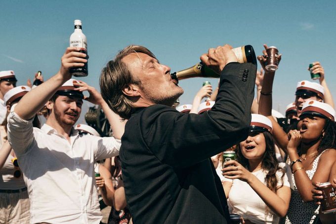 Na snímku z dánského filmu Chlast je Mads Mikkelsen v roli Martina.