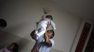 A nurse carries a child in the San Jose Hospice, in Sacatepequez, 45 km (28 miles) of Guatemala City, November 30, 2012. About 68 HIV-infected children receive free medical care at the hospice, many of them were found abandoned in markets, churches, fire stations, left neglected in hospitals or in some instances, brought in by their families who cannot afford to pay for their medical treatment. World AIDS day which falls on December 1 is commemorated across the world to raise awareness of the pandemic. REUTERS/Jorge Dan Lopez (GUATEMALA - Tags: ANNIVERSARY HEALTH) Published: Pro. 1, 2012, 1:39 dop.