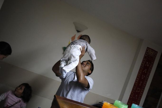 A nurse carries a child in the San Jose Hospice, in Sacatepequez, 45 km (28 miles) of Guatemala City, November 30, 2012. About 68 HIV-infected children receive free medical care at the hospice, many of them were found abandoned in markets, churches, fire stations, left neglected in hospitals or in some instances, brought in by their families who cannot afford to pay for their medical treatment. World AIDS day which falls on December 1 is commemorated across the world to raise awareness of the pandemic. REUTERS/Jorge Dan Lopez (GUATEMALA - Tags: ANNIVERSARY HEALTH) Published: Pro. 1, 2012, 1:39 dop.