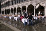 Centrum Benátek na začátku listopadu opět zalila voda. Náměstí svatého Marka se nachází na jednom z nejnižších bodů ve městě, sotva 85 centimetrů nad úrovní moře. Turisté proto nasadili na nohy ochranu proti vodě.