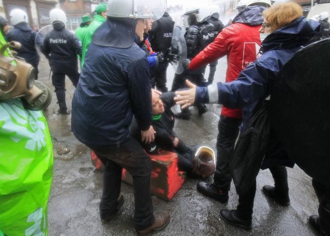 A man lays injured during riots between policemen and Arcelor Mittal workers from several Liege steel plants demonstrating outside the Walloon Region parliament in Namur January 29, 2013. Arcelor Mittal, the world's largest steel producer, plans to shut a coke plant and six finishing lines at its site in Liege, Belgium, affecting 1,300 employees, the group said last week. REUTERS/Yves Herman (BELGIUM - Tags: CIVIL UNREST BUSINESS EMPLOYMENT COMMODITIES) Published: Led. 29, 2013, 2:24 odp.