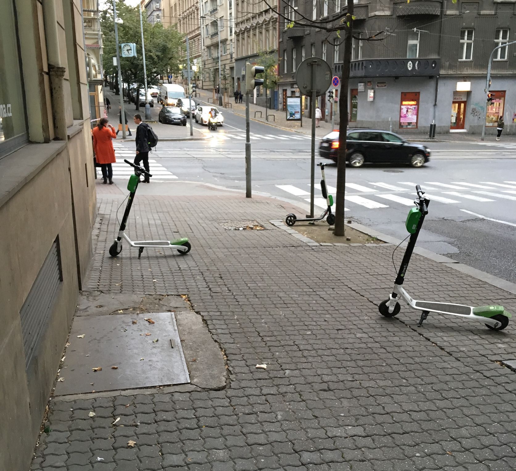 nedbale zaparkované elektrokoloběžky Praha