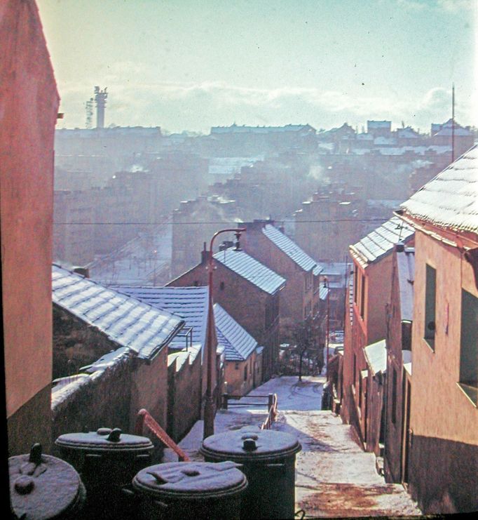 Ulice Na Zástřelu a Na Bateriích a v pozadí ulice Ve Střešovičkách. Praha, rok 1963