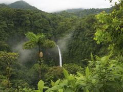 malebný vodopád La Fortuna v kostarickém národním parku Arenal