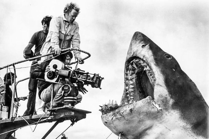 Štáb natáčí scénu s mechanickým žralokem Bruce pro thriller Jaws, Martha's Vineyard, 1974