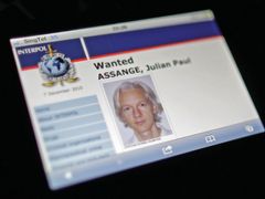 Zatykač na Assangeho umístěný na webové stránce Interpolu