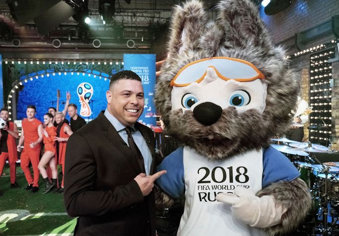 Slavný Ronaldo se Zabivakou, maskotem fotbalového MS v Rusku.