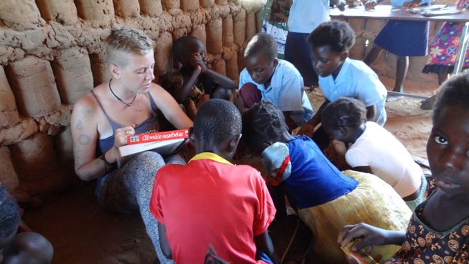 Tučková učila děti v zambijské vesnici například deskové hry.