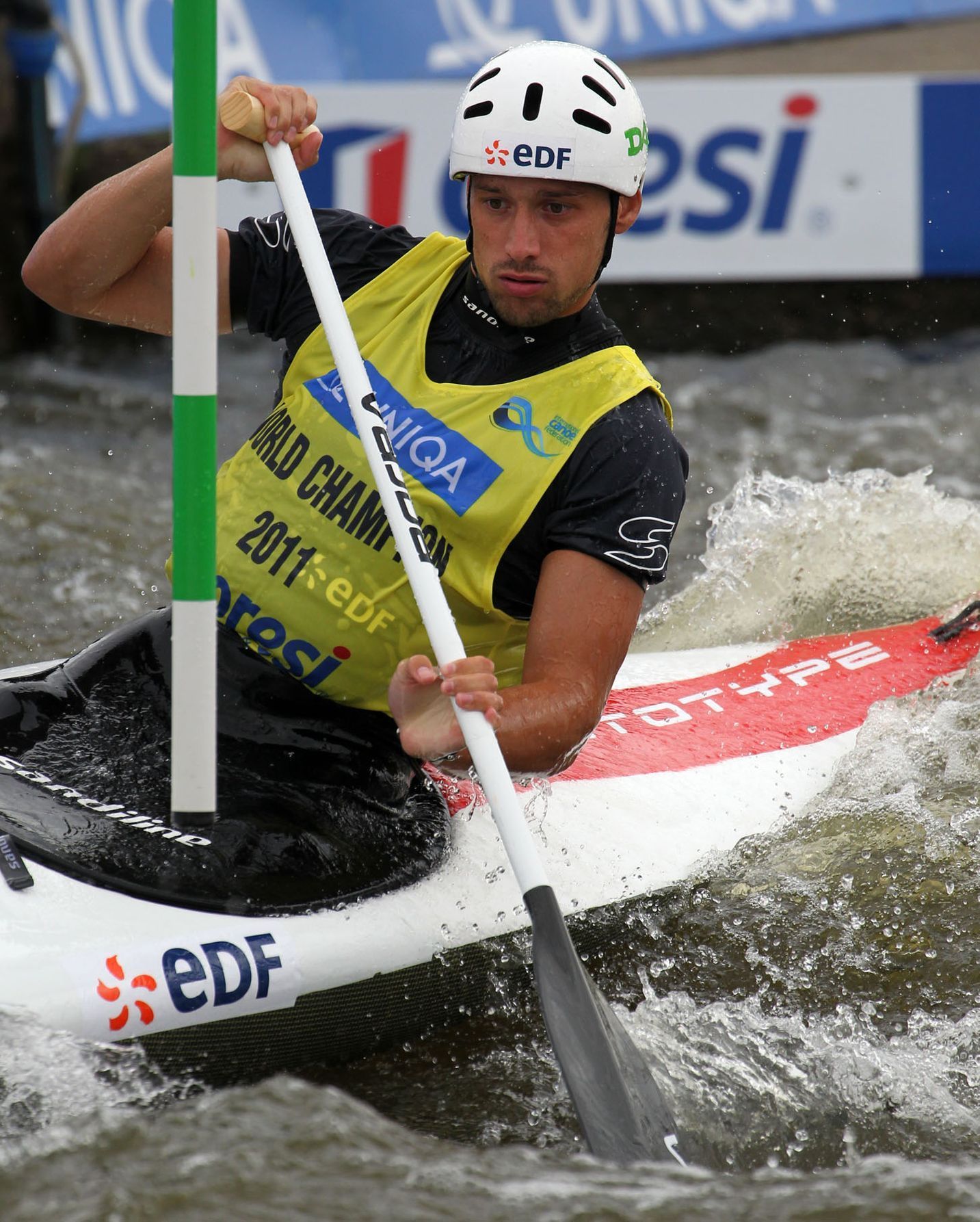 Vodní slalomář Denis Gargaud Chanut z Francie na Světovém poháru 2012 v pražské Tróji.