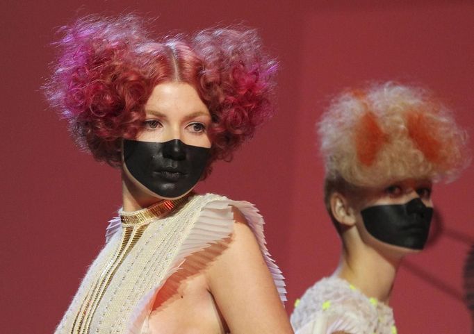 Models present creations by hair stylist Saco at the 30th anniversary of the Alternative Hair Show at the Royal Albert Hall in London October 14, 2012. REUTERS/Olivia Harris (BRITAIN - Tags: SOCIETY FASHION) Published: Říj. 15, 2012, 1:46 dop.