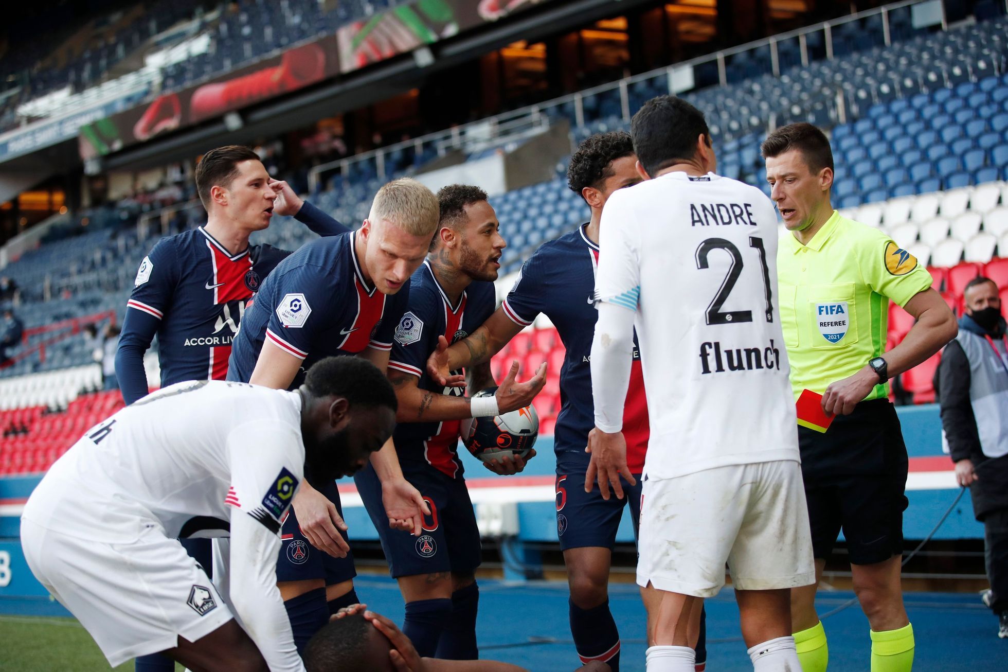 fotbal francouzská liga 2020/2021, Paris St Germain v Lille, Neymar červená karta