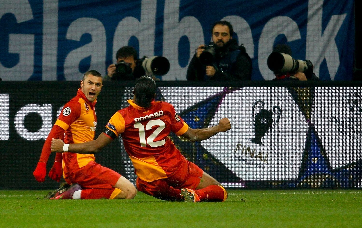 Fotbal, Liga mistrů, Schalke 04 - Galatasaray : Burak Yilmaz a Didier Drogba