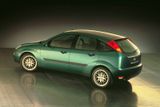 Jak zmizelo před rokem Mondeo, bude se za dva roky poroučet další oblíbené jméno. Focus v roce 1998 nahradil Escort a stal se jedním z pionýrů designového stylu New Edge. Tří- nebo pětidveřový hatchback, kombi, případně sedan uspěly nejen u zákazníků, ale také novinářů, kteří chválili třeba jízdní vlastnosti. Však autu v roce 1999 udělili titul evropského auta roku. Další tři generace ale na popularitu svého předchůdce navázat nedokázaly, neuspěl ani stejnojmenný model v Americe. V roce 2025 tak Focus přepustí své místo v nabídce i na výrobních linkách elektromobilům a SUV.