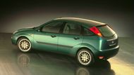 Jak zmizelo před rokem Mondeo, bude se za dva roky poroučet další oblíbené jméno. Focus v roce 1998 nahradil Escort a stal se jedním z pionýrů designového stylu New Edge. Tří- nebo pětidveřový hatchback, kombi, případně sedan uspěly nejen u zákazníků, ale také novinářů, kteří chválili třeba jízdní vlastnosti. Však autu v roce 1999 udělili titul evropského auta roku. Další tři generace ale na popularitu svého předchůdce navázat nedokázaly, neuspěl ani stejnojmenný model v Americe. V roce 2025 tak Focus přepustí své místo v nabídce i na výrobních linkách elektromobilům a SUV.