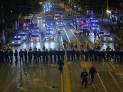 Policisté se v Budapešti řadí do formace a chystají se rozehnat protestující dav.