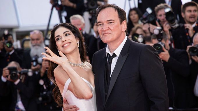 Quentin Tarantino s manželkou, izraelskou herečkou a zpěvačkou Daniellou Pick, na letošním festivalu v Cannes.