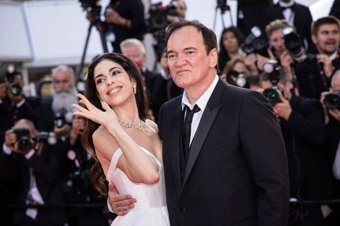 Quentin Tarantino s manželkou, izraelskou herečkou a zpěvačkou Daniellou Pick, na letošním festivalu v Cannes.