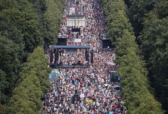 Protesty v Berlíně proti restrikcím kvůli koronaviru