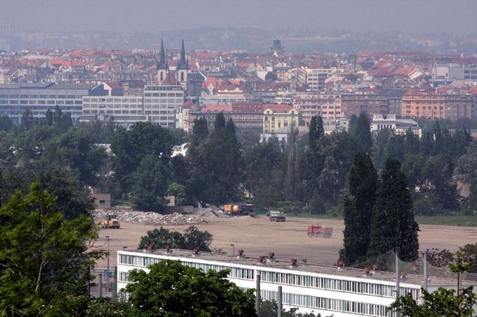 Dnes už jenom nábřeží, za stromy Vltava, vzadu kostel sv. Antonína v Holešovicích