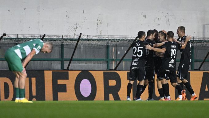 Hráči Hradce Králové se radují z druhého gólu v zápase s Bohemians 1905