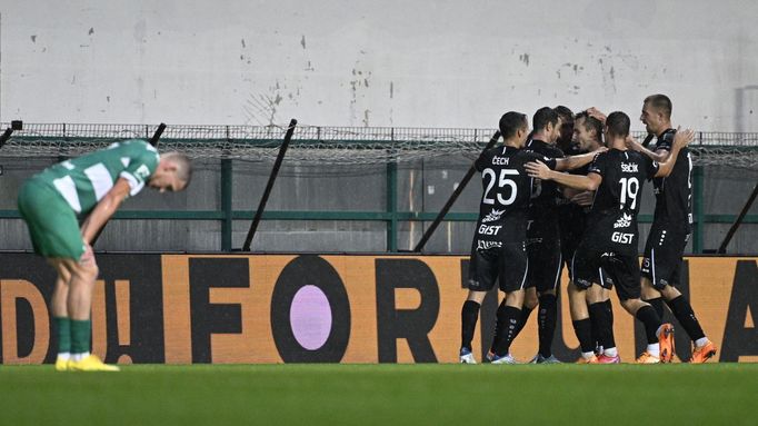 Hráči Hradce Králové se radují z druhého gólu v zápase s Bohemians 1905