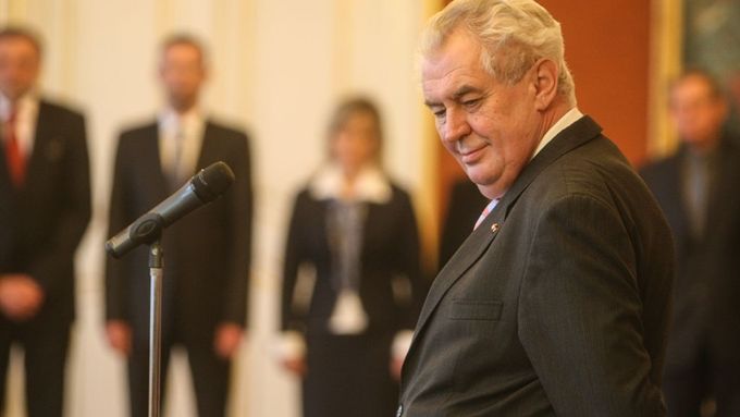 Někteří budoucí ministři nosí Miloši Zemanovi na Hrad jakési obětiny.