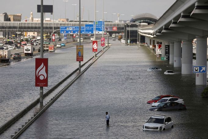 Záplava v Dubaji způsobená přívalovými dešti.