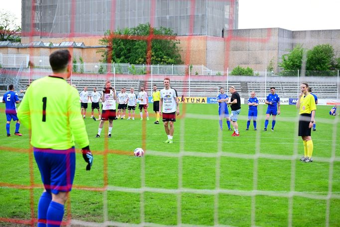 Na řadu přišly penalty. Za mužstvo Realu Top Praha jednu proměnil i herec Jakub Štáfek známý jako průšvihář Lavi ze seriálu Vyšehrad. I v rozstřelu skončil zápas smírně.