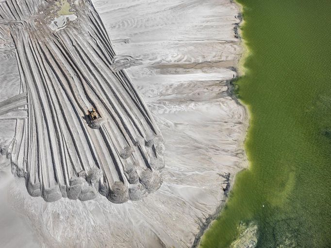 !!! NEPOUŽÍVAT OPAKOVANĚ!!! Edward Burtynsky: Anthropocene (Snímky z výstavy v pražském centru CAMP)