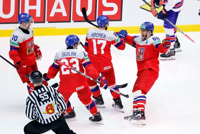 David Pastrňák se spoluhráči slaví gól v zápase MS 2025 Česko - USA