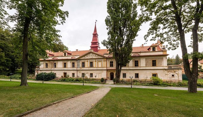 Na zámku Úholičky proběhne prohlídka zámeckého parku s majitelem. Areál venkovského romantického zámečku je od roku 1958 památkově chráněný a leží nedaleko od Prahy.