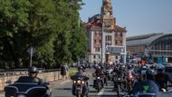 Jak byla kolona strojů Harley-Davidson dlouhá, ví snad jen policejní vrtulník.