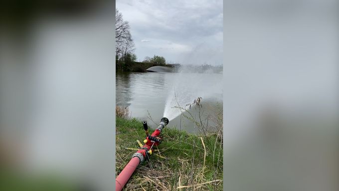 Jak to vypadá v místech ekologické havárie u Hustopečí nad Bečvou (17. 4. 2025)