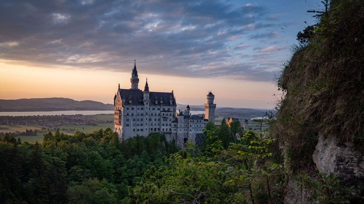 Muž u bavorského zámku Neuschwanstein shodil do rokle dvě turistky, jedna zemřela