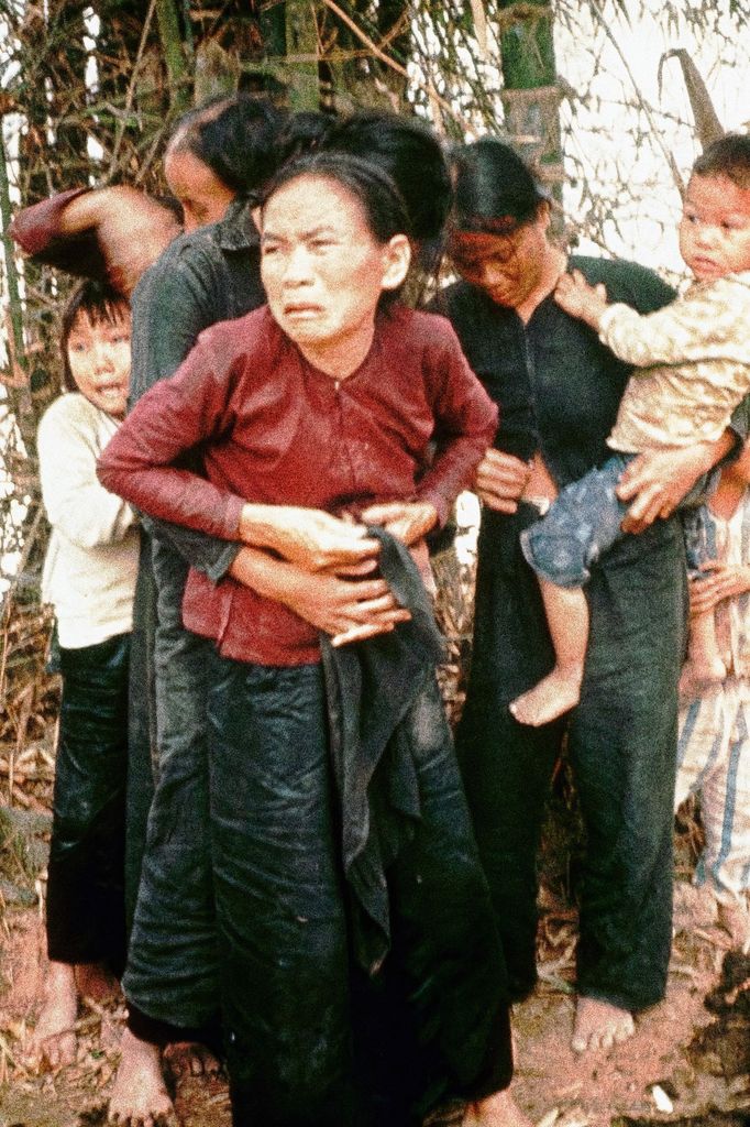 Shromáždění civilistů z vesnice My Lai ve Vietnamu krátce předtím, než na ně spustili američtí vojáci palbu Fotografie z 16. března roku 1968