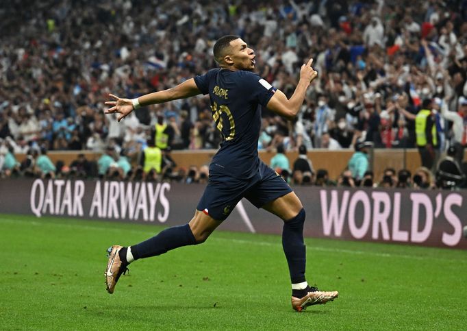 Finále MS ve fotbale 2022, Argentina - Francie: Kylian Mbappé slaví gól na 2:2.