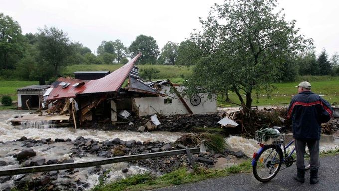 Rabující Poláci tvrdí, že o povodních nevěděli, ačkoliv projížděli zničenými vesnicemi.