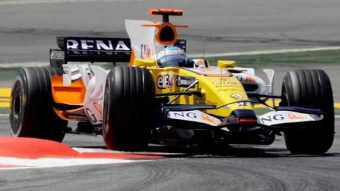 Domácí španělský jezdec Renaultu Fernando Alonso během tréninku v Barceloně.