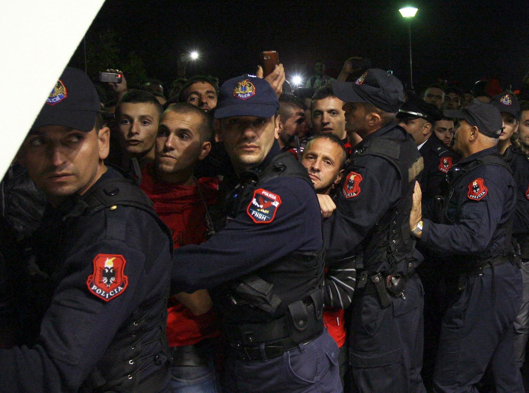 Albánské fotbalisty vítaly davy na letišti Matky Terezy v Tiraně jako hrdiny.