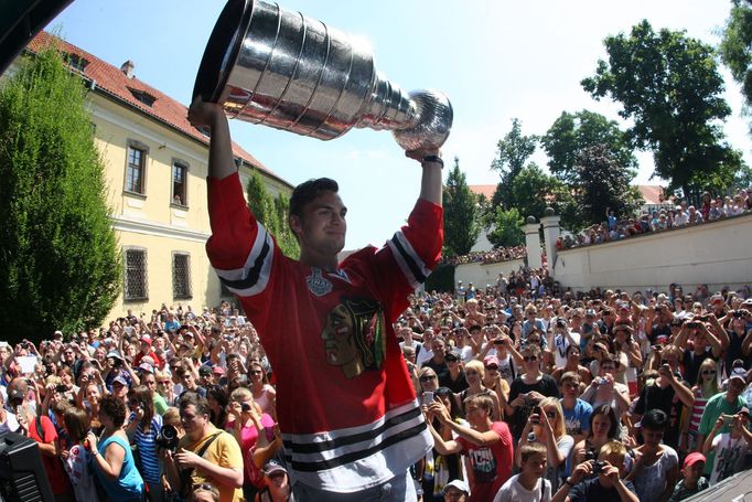 Michael Frolík slaví na Kladně se Stanley Cupem