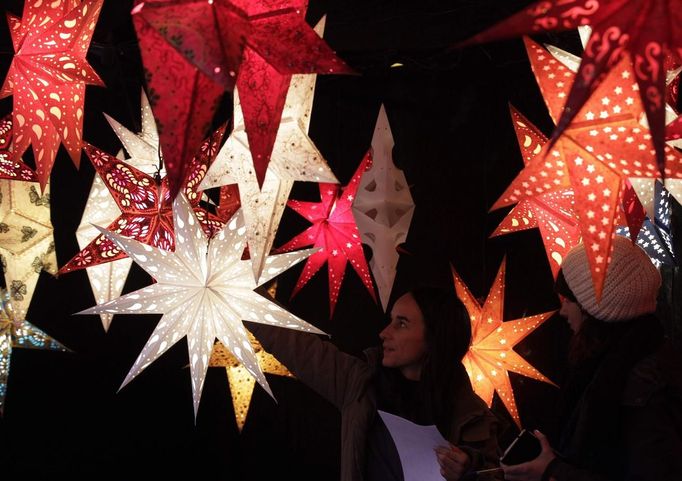 Vendors put final touches to their booth at the Gendarmenmarkt Christmas market in Berlin's Mitte district November 26, 2012. The Christmas market opens tonight. REUTERS/Tobias Schwarz (GERMANY - Tags: RELIGION SOCIETY) Published: Lis. 26, 2012, 5:03 odp.