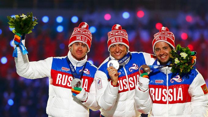 Soči 2014, závěrečný ceremoniál: Rusové Maxim Vylegžanin, Alexander Legkov a Ilja Černousov, kteří závod na 50 km