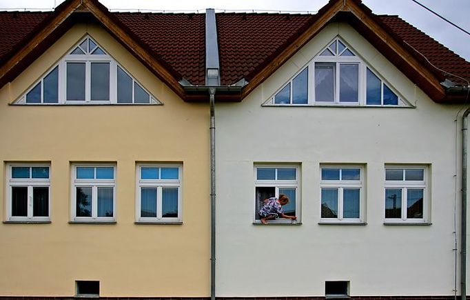 Domy v Troubkách dnes. Vepřovice (pozn.: cihly z nepálené hlíny) nahradily modernější materiály a bezpečnější konstrukce.