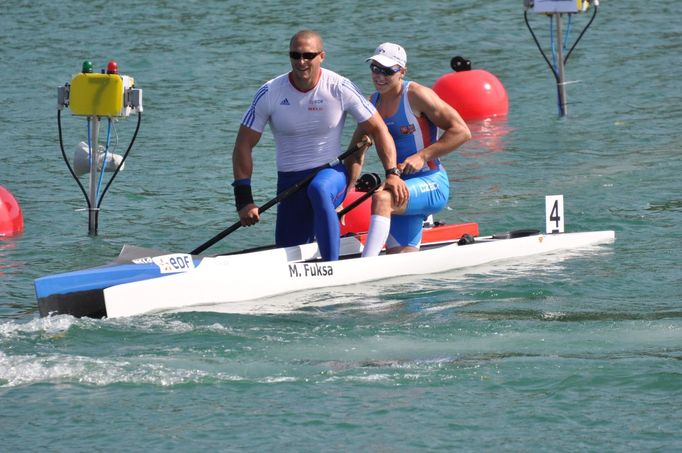 Mistr a vicemistr. Evropský šampion ze Záhřebu na trati 500 metrů Mathieu Goubel (vlevo) přijel za cílem pogratulovat českému vicemistrovi Martinu Fuksovi.