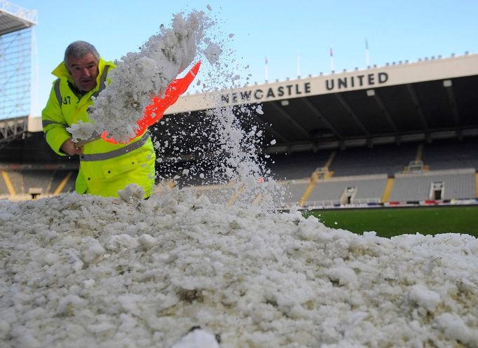 Odklidit sníh bylo potřeba i v neděli před zápasem Chelsea v St James' Parku v Newcastlu.