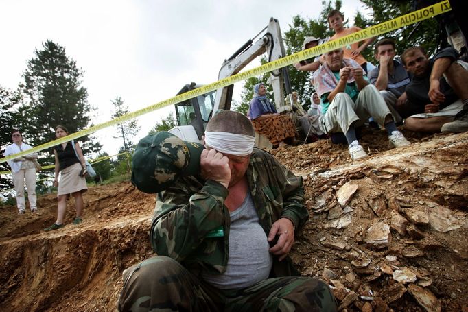 Srebrenický masakr byl válečný zločin, spáchaný v červenci 1995 během války v Bosně a Hercegovině.