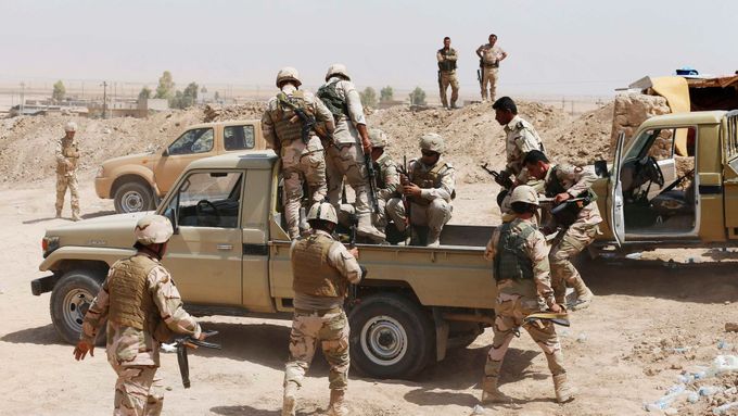 Kurdské jednotky bojují s Islámským státem (IS).