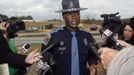 Alabama State Trooper Charles Dysert speaks to the media near the scene of a shooting and hostage taking in Midland City, Alabama, January 30, 2013. A gunman boarded an Alabama school bus ferrying children home from school on Tuesday and fatally shot the driver before fleeing with a young child and holing up in an underground bunker, Alabama media reported. Sheriff's officials confirmed that one person had been killed in a shooting involving a school bus in Alabama's Dale County but gave scant details other than to say that a child was present at the scene in Midland City. REUTERS/Phil Sears (UNITED STATES - Tags: CRIME LAW) Published: Led. 30, 2013, 10:51 odp.