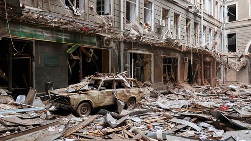 Následky ostřelování budov v centru Charkova na Ukrajině, 3. března 2022