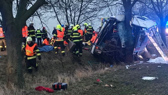Tragická nehoda v Horoměřicích u Prahy. Několik mrtvých, desítky zraněných